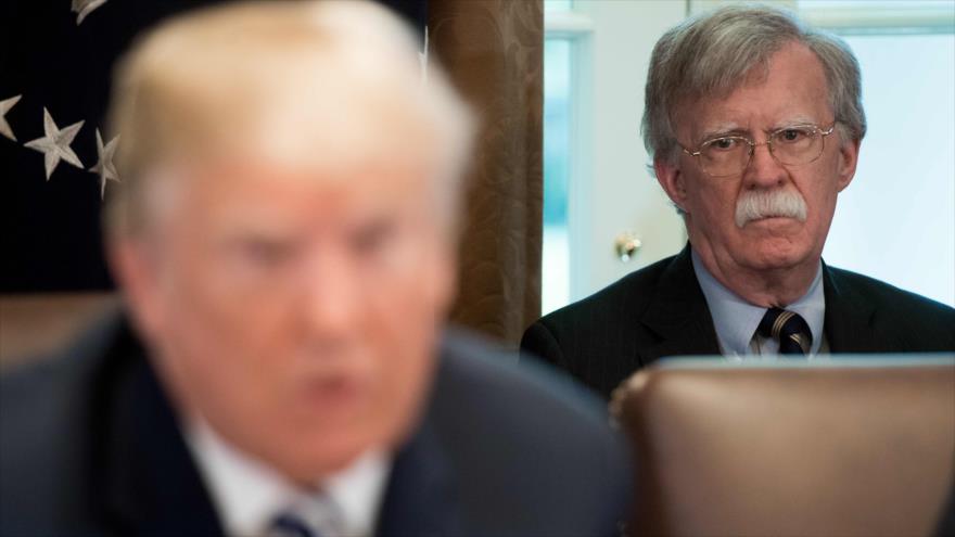 El presidente de EE.UU., Donald Trump, y su entonces asesor de Seguridad Nacional, John Bolton, en la Casa Blanca, 9 de mayo de 2018. (Foto: AFP)