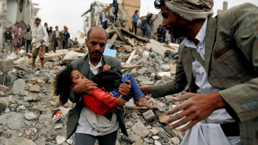 Trasladan a un niño yemení a un hospital tras resultar herido en un ataque aéreo de Arabia Saudí.