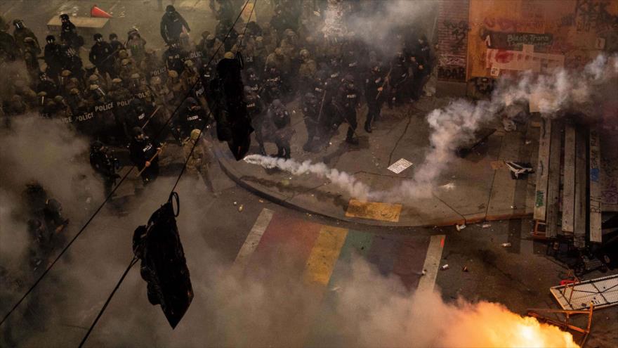 La Policía usa gases lacrimógenos contra los manifestantes, Seattle, EE.UU., 8 de junio de 2020. (Foto: AFP)