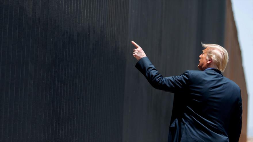 El presidente de EE.UU., Donald Trump, apunta a su muro fronterizo en una ceremonia en el estado de Arizona, 23 de junio de 2020. (Foto: AFP)