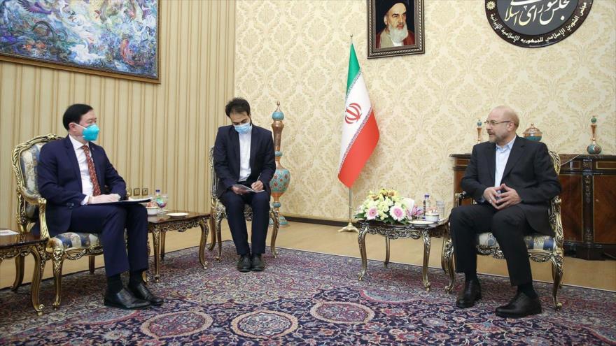 El presidente del Parlamento de Irán, Mohamad Baqer Qalibaf (dcha.), y el embajador chino, Chang Hua, en Teherán, 24 de junio de 2020. (Foto: Icana)