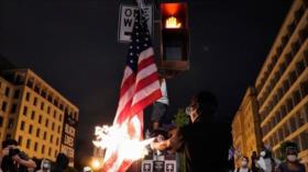 Vídeo: Manifestantes queman bandera de EEUU cerca de Casa Blanca