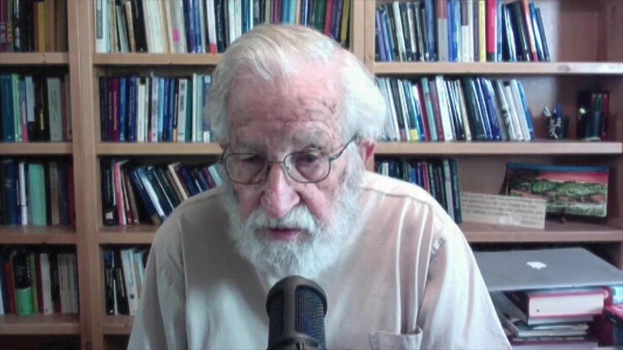 El reconocido politólogo estadounidense Noam Chomsky.