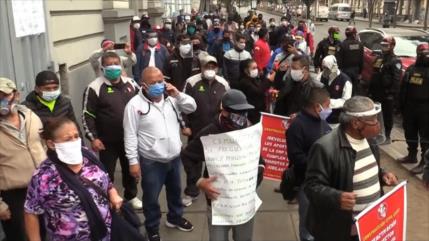 Trabajadores peruanos marchan por subvenciones, trabajo y bonos