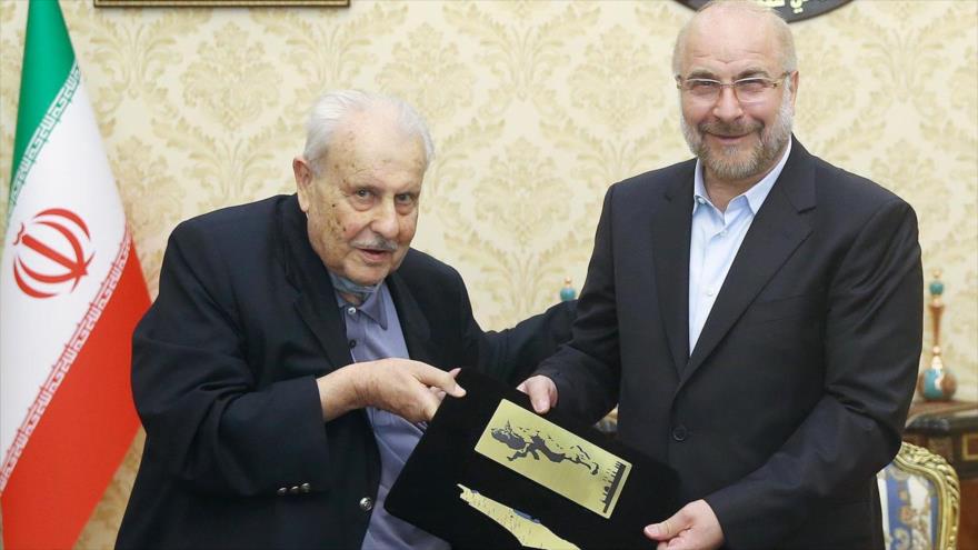 El presidente del Parlamento de Irán, Mohamad Baqer Qalibaf (dcha.) y el embajador de Palestina en Teherán, Salah al-Zawawi, 24 de junio. (Foto: Icana)