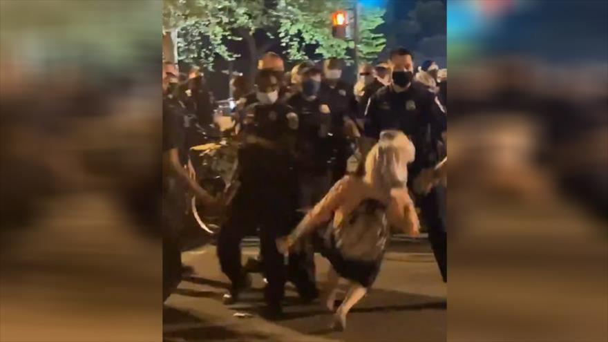 Vídeo: Policías tiran al suelo a manifestante anciana en EEUU