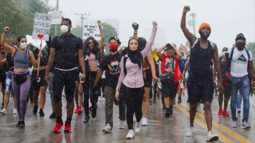 La mujer musulmana Alaa Massri durante una protesta antirracista en Miami, en el estado de Florida, en EE.UU., a principios de junio.