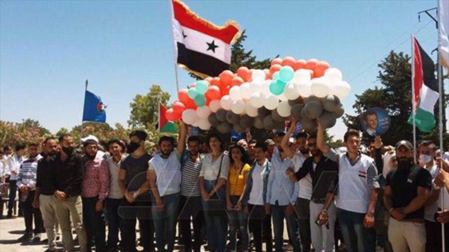 Sirios se manifiestan en la plaza Tahrir para exigir la liberación de los altos del Golán, 25 de junio de 2020. (Foto: SANA)