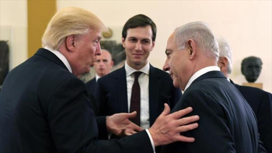 El presidente de EE.UU., Donald Trump (izq.), habla con el premier israelí, Benjamín Netanyahu, en presencia de Jared Kushner, 22 de mayo de 2017.