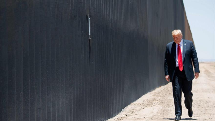 El presidente de EE.UU., Donald Trump, camina cerca del muro fronterizo con México en el estado de Arizona, 23 de junio de 2020. (Foto: AFP)