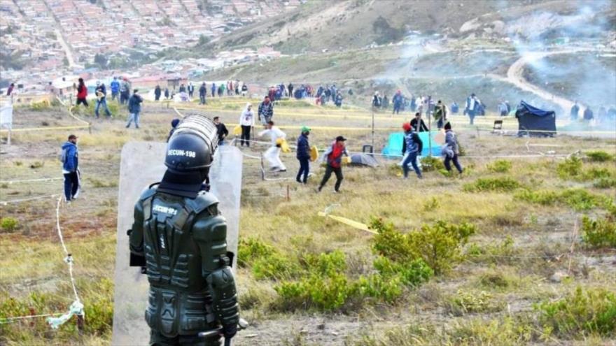 La Policía de Colombia reprime a los manifestantes en Soacha, 26 de junio de 2020.