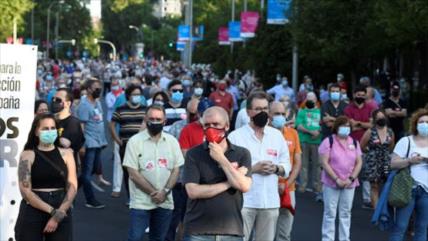 Miles de españoles toman las calles para pedir dimisión de Sánchez