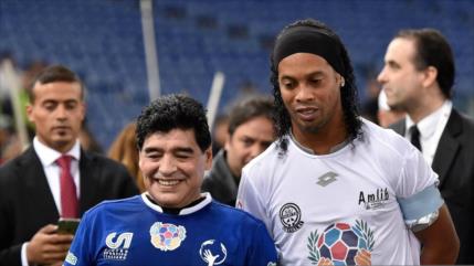 Ronaldinho podría volver a jugar fútbol con Diego Maradona