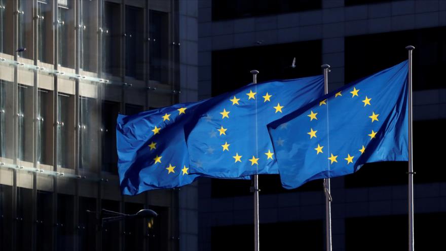 Las banderas de la Unión Europea ondean frente a la sede de la Comisión Europea en Bruselas, Bélgica.