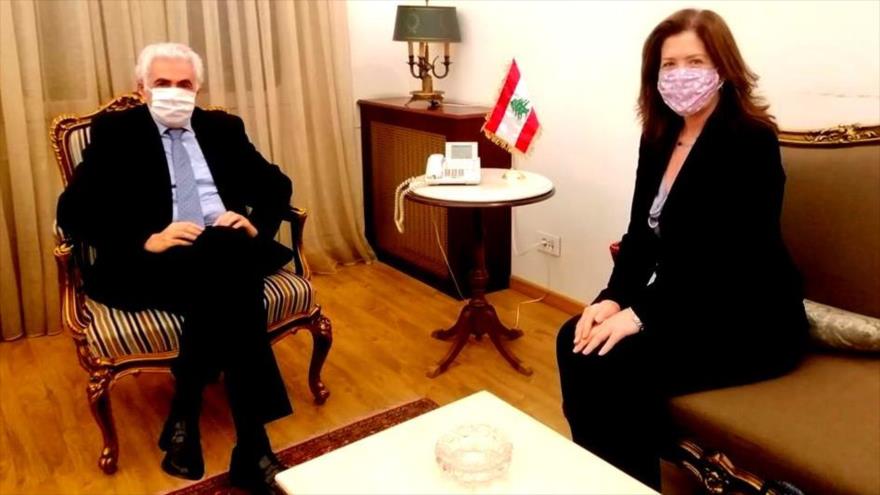 El canciller libanés, Nassif Hitti, en una reunión con la embajadora de EE.UU. en Beirut, Dorothy Shea.