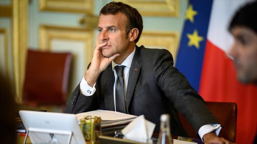 El presidente francés, Emmanuel Macron, asiste a una reunión del Consejo Europeo por videoconferencia desde el Palacio del Elíseo, París, 19 de junio de 2020. (FOTO: AFP)