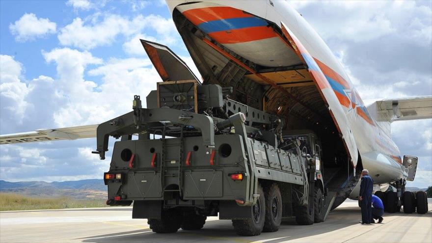 Equipos militares, partes del sistema de defensa aérea S-400, se descargan desde avión de transporte ruso en aeropuerto militar Murted en Ankara, Turquía.