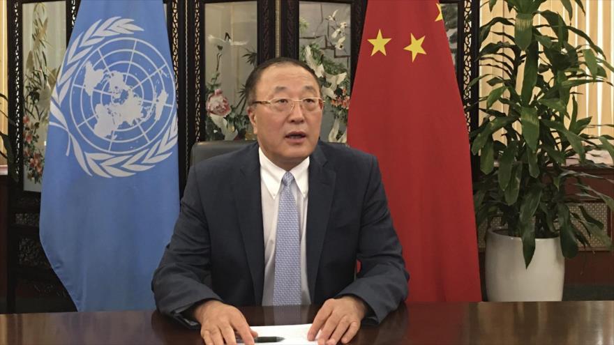 El embajador chino ante la ONU, Zhang Jun, ofrece un discurso, vía teleconferencia, en el Consejo de Seguridad de Naciones Unidas, 30 de junio de 2020.