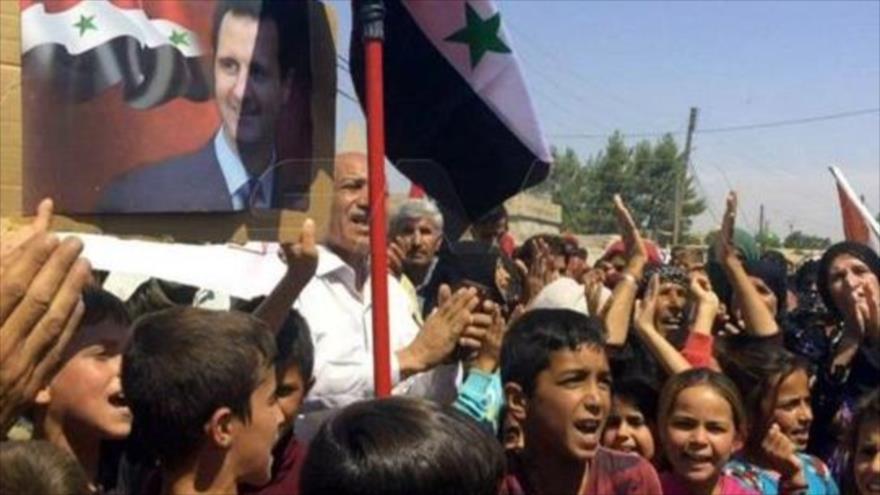Los sirios participan en una manifestación en la provincia de Al-Hasaka contra las sanciones de EE.UU., 30 de junio de 2020.