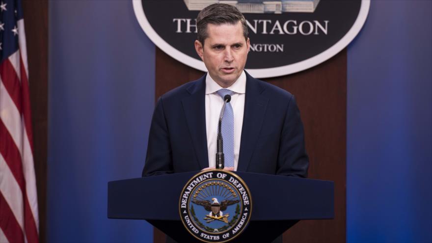 El asistente del secretario de Defensa de EE.UU., Jonathan Hoffman, ofrece una rueda de prensa desde la sede del Pentágono en Virginia.