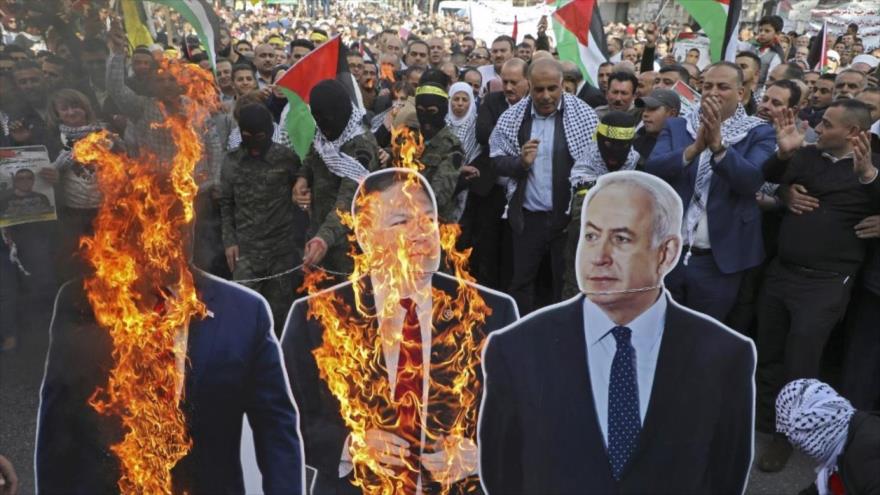 Manifestantes palestinos queman fotos de Trump, Pompeo y Netanyahu durante una manifestación contra el llamado ‘acuerdo del siglo’