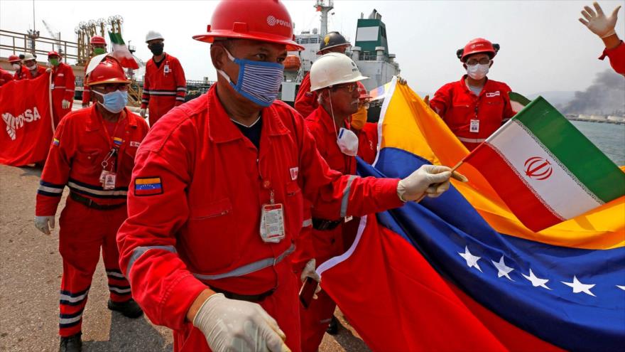 Trabajadores de la Refinería El Palito, en el estado venezolano de Carabobo, reciben al petrolero iraní ‘Fortune’, 25 de mayo de 2020. (Foto: AFP)