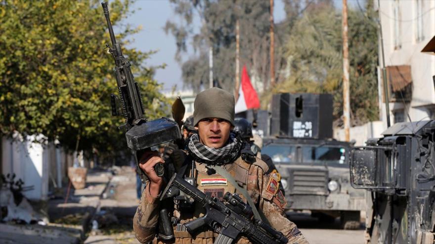 Un miembro de las fuerzas especiales iraquíes en una operación antiterrorista en la ciudad norteña de Mosul.