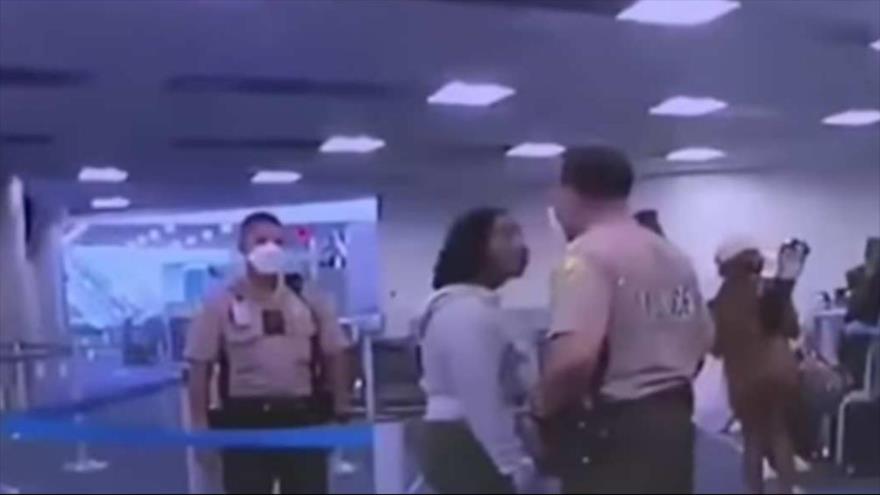 Vídeo: Agente de policía pega un puñetazo a una mujer negra en Miami