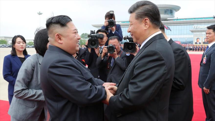 El líder norcoreano Kim Jong-un y el presidente chino, Xi Jinping, en Pyongyang (Corea del Norte), 21 de junio de 2019. (FOTO: Reuters)