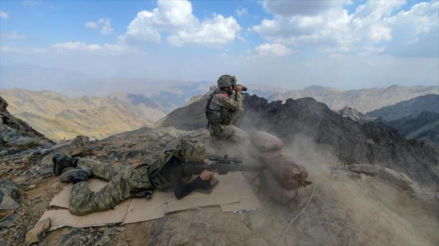 Dos soldados turcos durante una misión de patrullaje en la montaña Gabar, en la provincia suroriental turca de Sirnak.