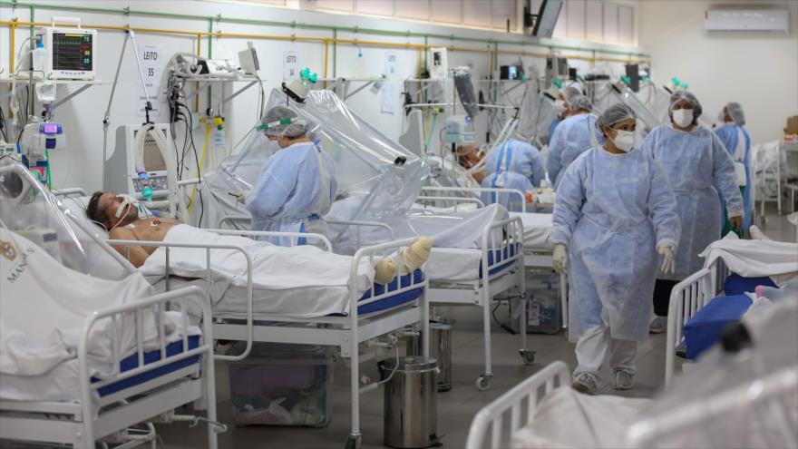 Personal médico y pacientes de la COVID-19 en la Unidad de Cuidados Intensivos (UCI) en Manaus, Brasil, 20 de mayo de 2020. (Foto: AFP)