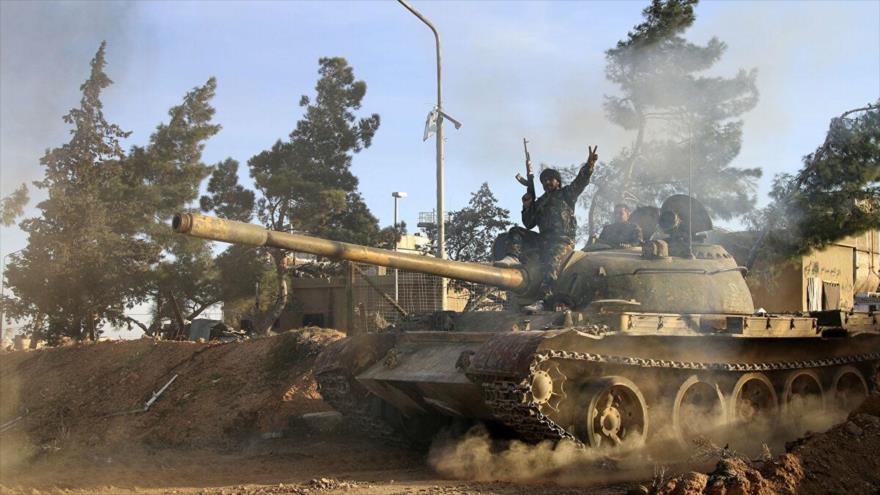 Vídeo: Ejército sirio despliega gran convoy militar en Al-Raqa