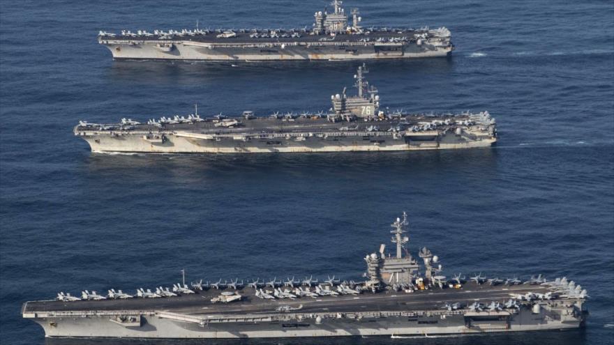 Los portaviones estadounidenses USS Ronald Reagan (C), USS Theodore Roosevelt (abajo) y USS Nimitz en el mar de Japón. (Foto: Reuters)