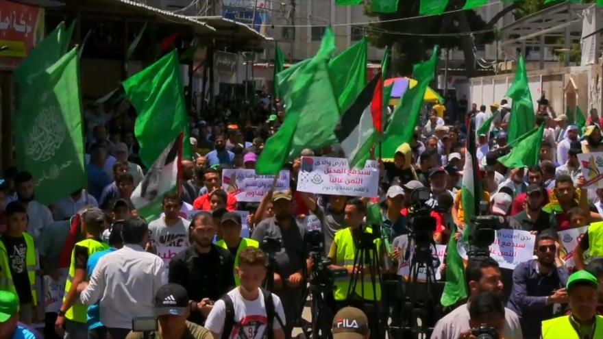 Los gazatíes gritan consignas a favor de la libertad de Palestina