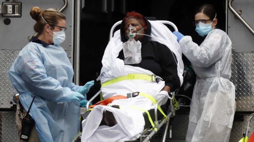 Médicos transportan a un paciente en un hospital en Nueva York, Estados Unidos.