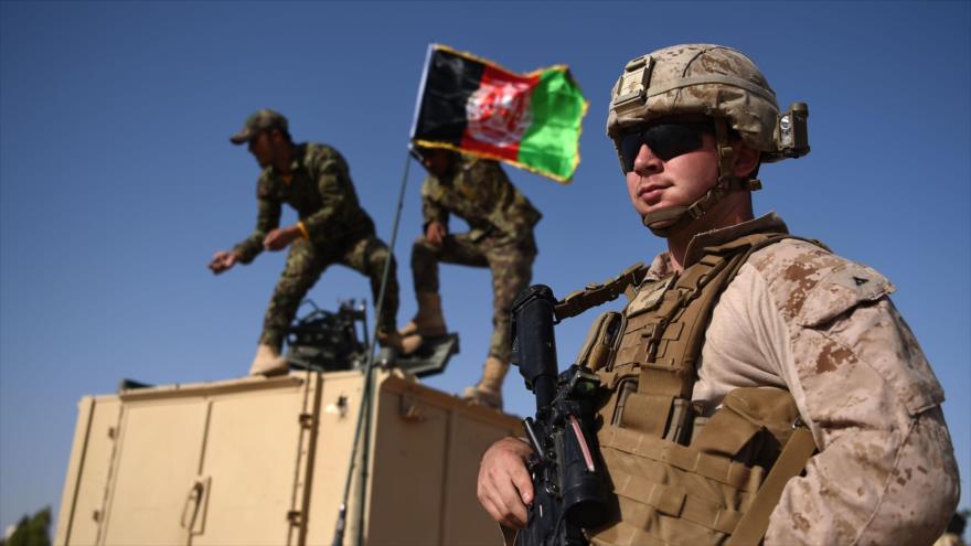 Un militar estadounidense y dos soldados del Ejército afgano durante un ejercicio en la provincia afgana de Helmand, 28 de agosto de 2017. (Foto: AFP)