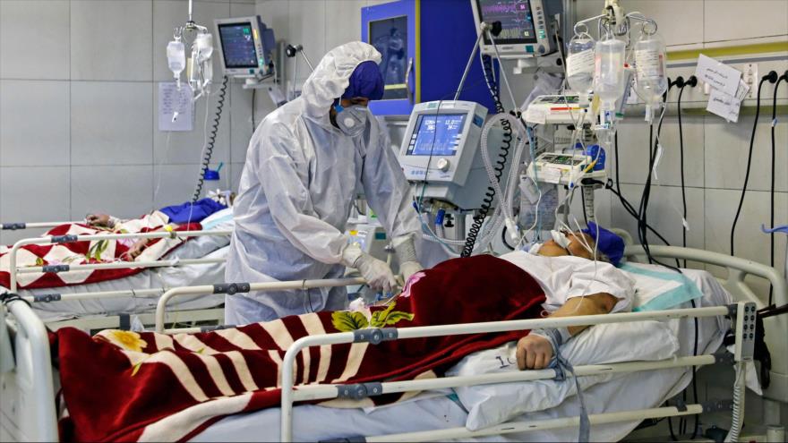 Una enfermera atenta a un patinete afectado por coronavirus en un hospital de Teherán, la capital persa, 1 de marzo de 2020. (Foto: AFP)
