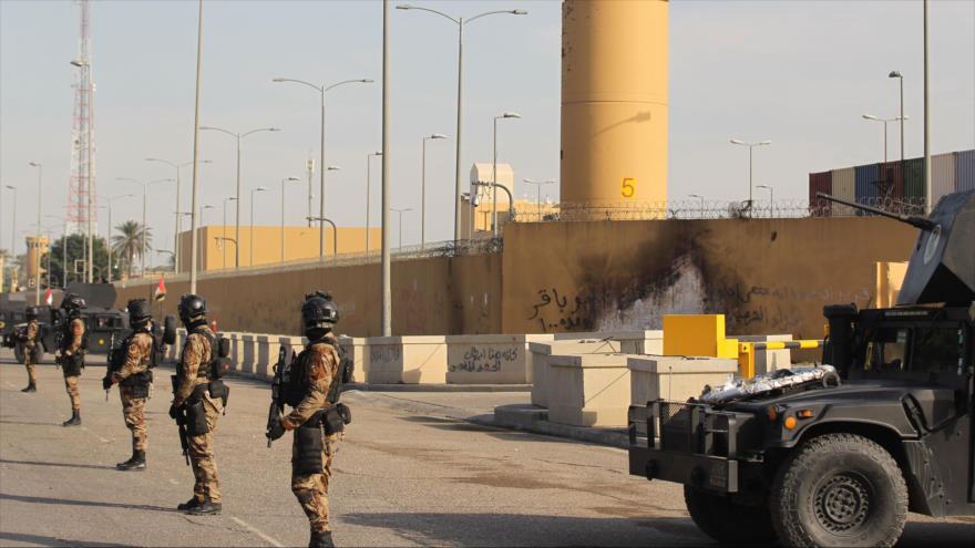Fuerzas iraquíes frente a la embajada de EE.UU. en Bagdad, la capital de Irak, 2 de enero de 2020. (Foto: AFP)