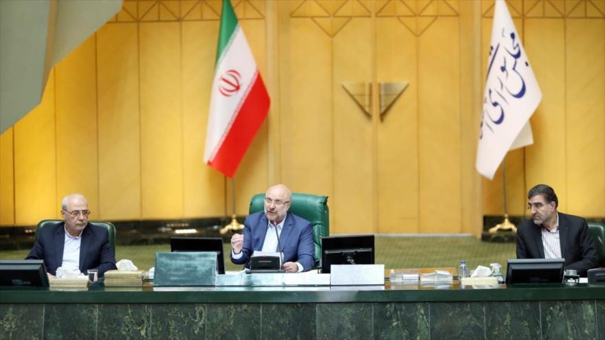 El presidente de la Asamblea Consultiva Islámica de Irán, Mohamad Baqer Qalibaf (c.), durante una sesión del Parlamento, 31 de mayo de 2020. (Foto: AFP)