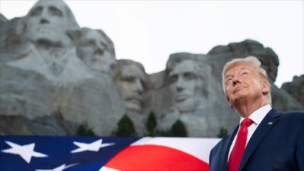 Trump carga contra manifestantes y sale en defensa de monumentos