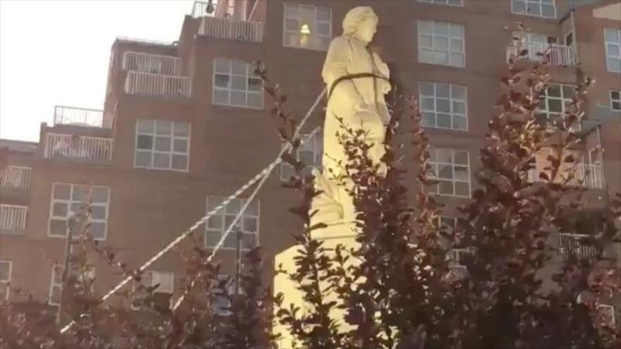 Derriban estatua de Cristóbal Colón en EEUU y la arrojan al agua