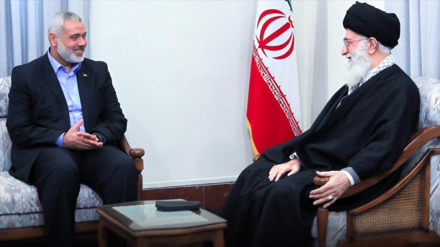 El jefe del buró político de HAMAS, Ismail Haniya (izda.), reunido con el Líder iraní, el ayatolá Seyed Ali Jamenei, en Teherán, la capital persa.