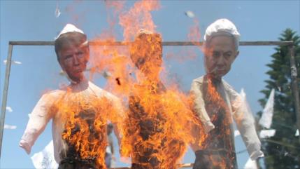 Palestinos rechazan plan de anexión, quemando muñecos de Netanyahu