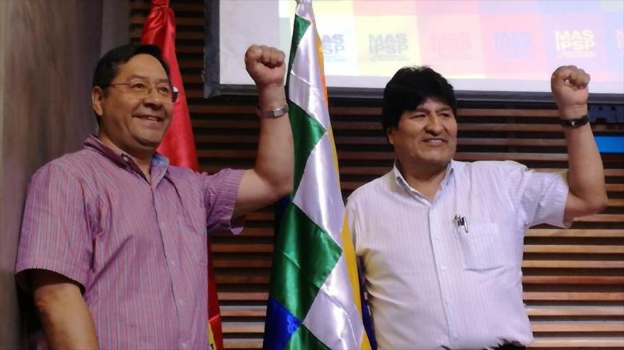 El candidado presidencial del partido MAS, Luis Arce (izda.), junto al expresidente boliviano Evo Morales en un evento público.