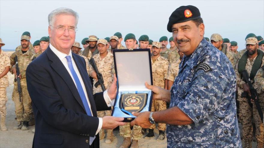 Un comandante de la Armada de Baréin se encuentra con el entonces secretario de Defensa del Reino Unido, Michael Fallon, durante el ejercicio Pearl Dagger en diciembre de 2015.