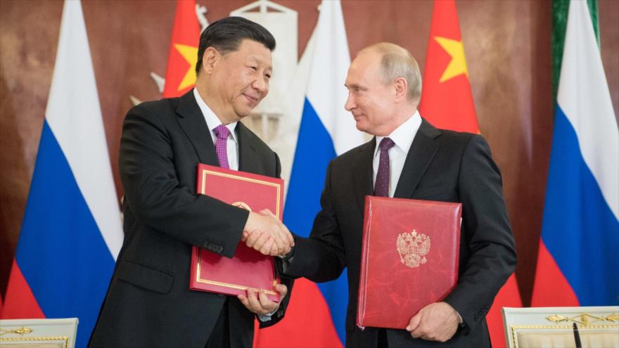El presidente chino, Xi Jinping (izda.), y su par ruso, Vladimir Putin, en Moscú, 5 de junio de 2019. (Foto: AFP)
