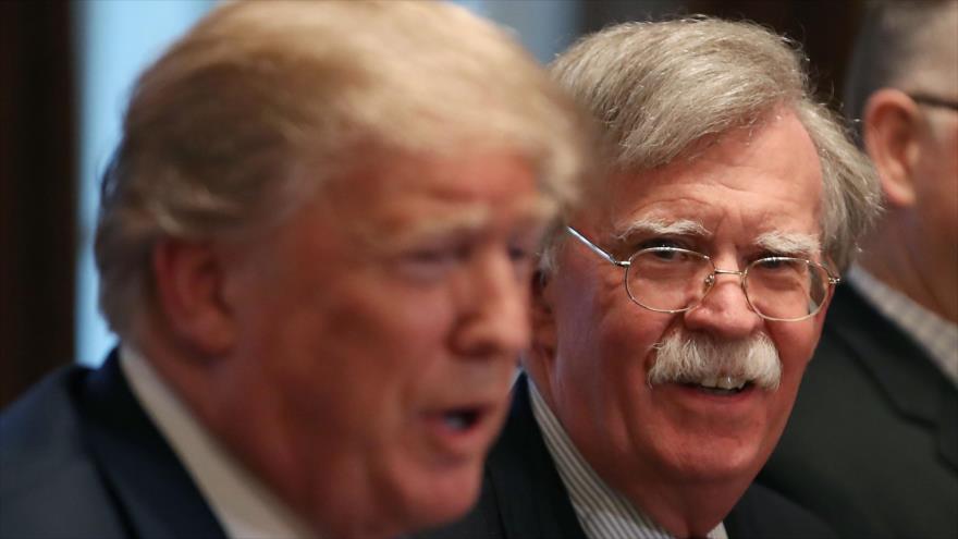 El entonces asesor de Seguridad Nacional de EE.UU. John Bolton (dcha.), escucha al presidente Donald Trump, en la Casa Blanca, 9 de abril de 2018. (Foto: AFP)