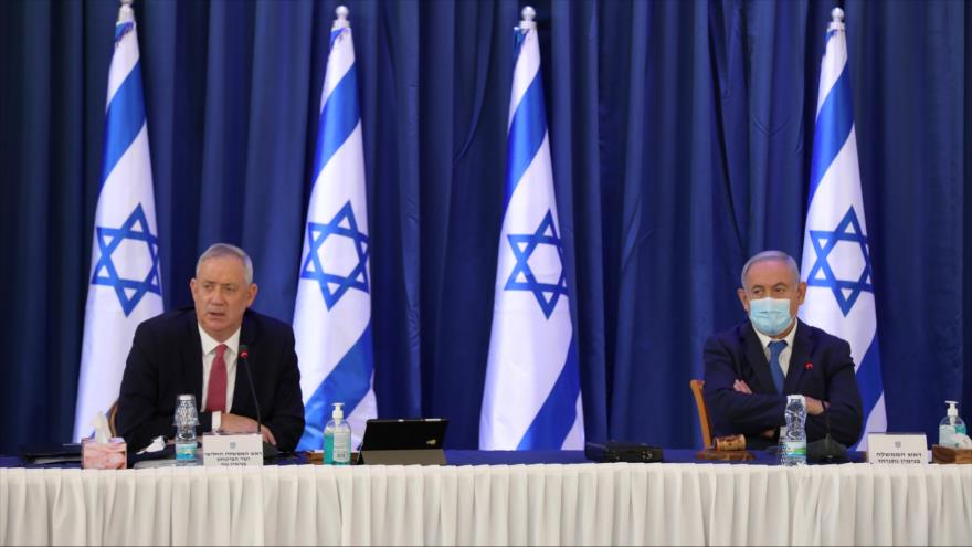 El premier israelí, Benjamín Netanyahu (dcha.), y su ministro de asuntos militares, Benny Gantz, en Al-Quds, 21 de junio de 2020. (Foto: AFP)