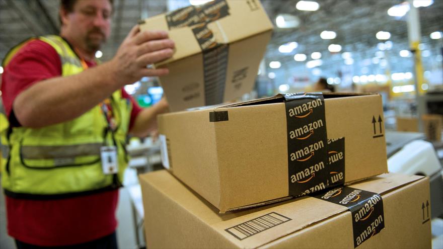Un empleado prepara cajas de productos para su envío en la compañía Amazon, Phoenix, estado de Arizona, EE.UU., 26 de noviembre de 2012.