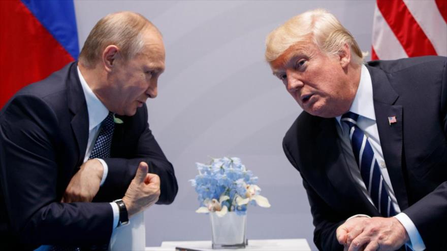 Los presidentes de Rusia y EE.UU., Vladimir Putin (izq.) y Donlad Trump, respectivamente, reunidos en marco de la Cumbre de G-20, celebrada en Hamburgo (Alemania), julio de 2017.